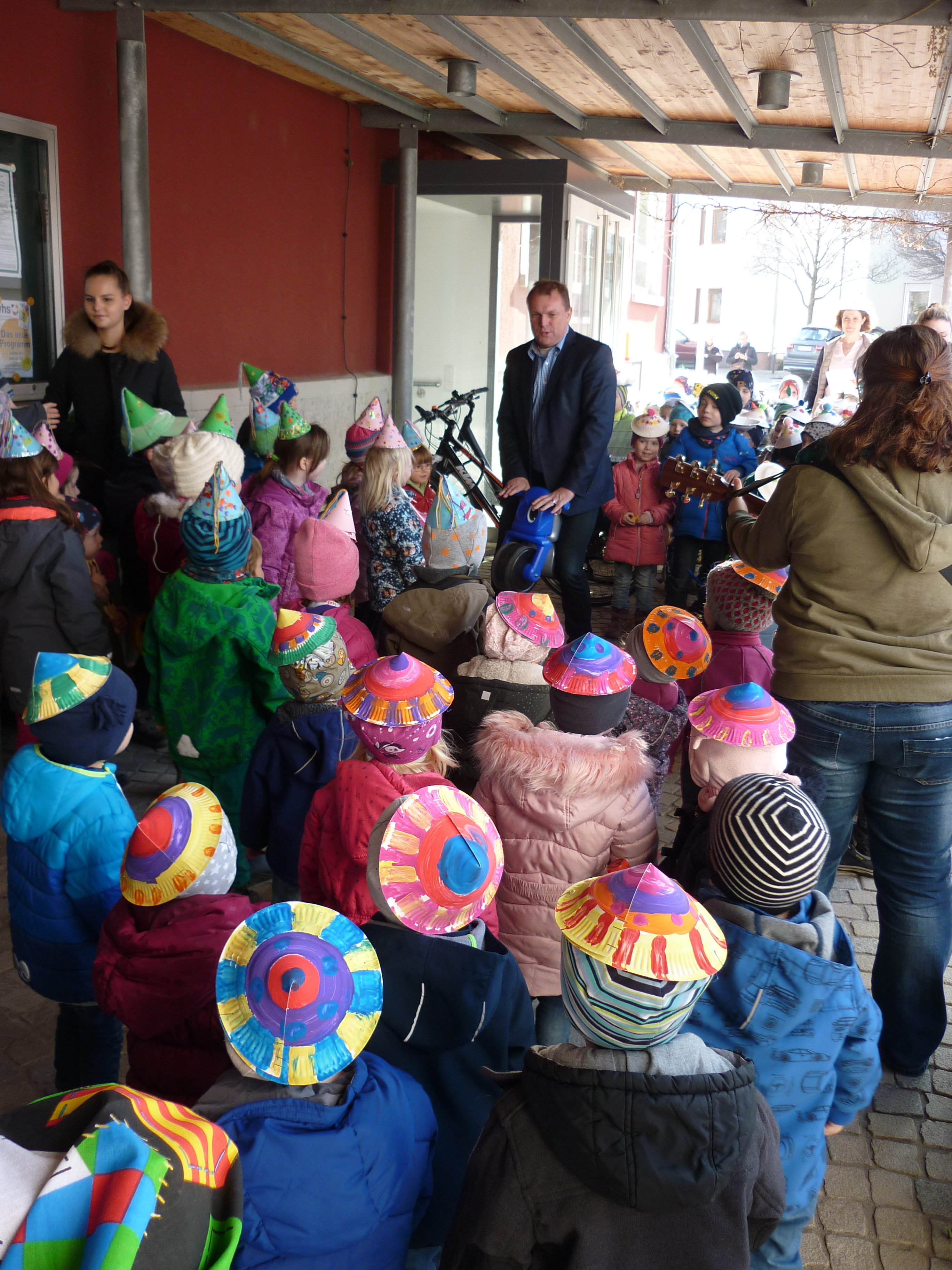 Bürgermeister Thomas Eberth begrüßt die Kinder